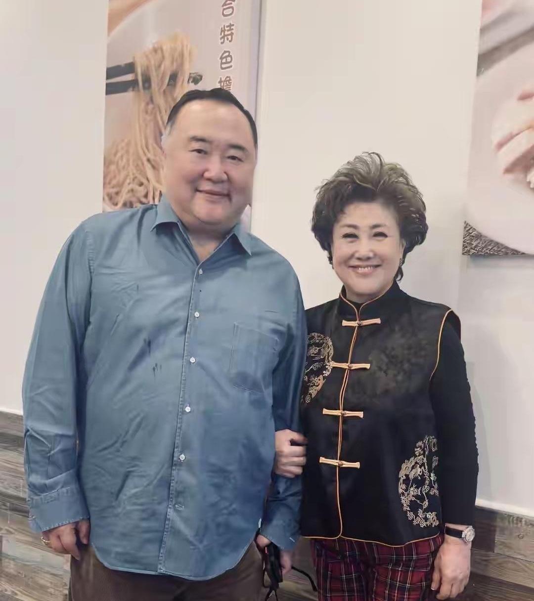 两口子只差两岁，站一块儿看着却像差了一辈儿，这是啥体验？杨澜和丈夫吴征最近被拍