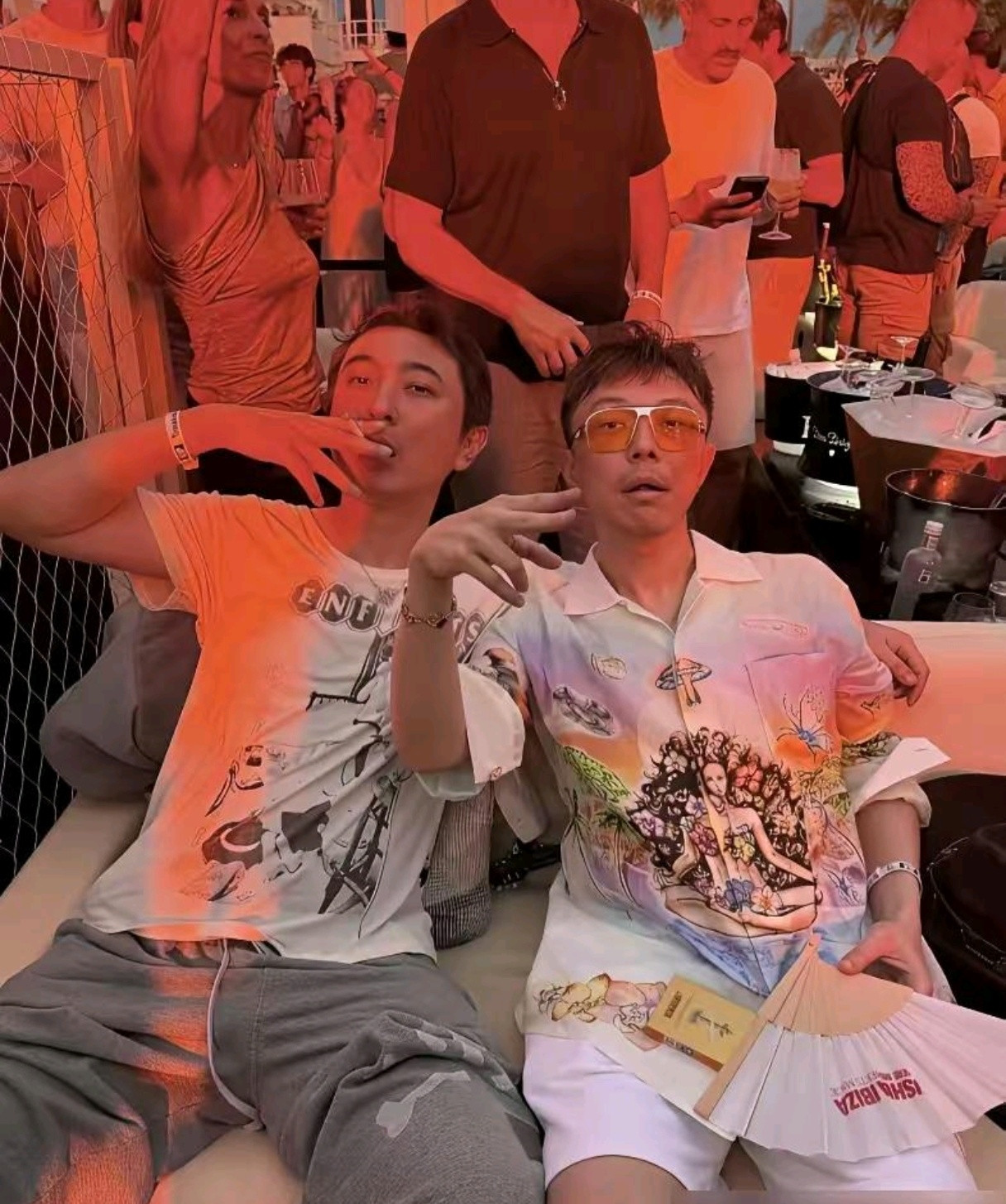 看到王思聪在夜店那张图，我特意放大看了三秒眼神是骗不了人的。那不是松弛，那是被掏