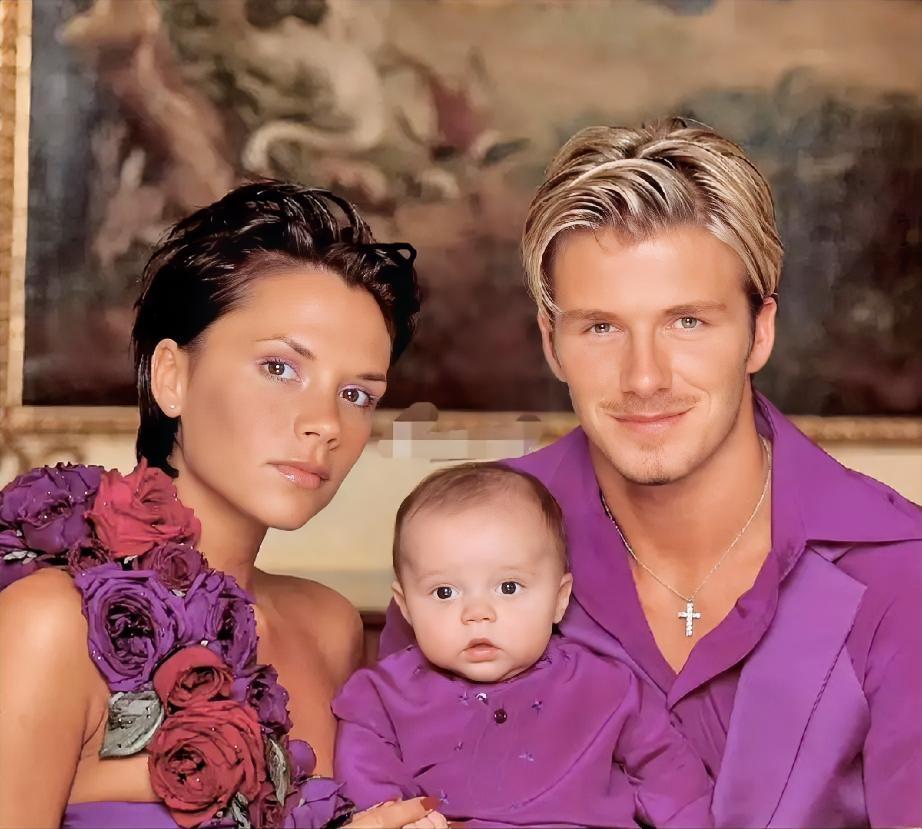 贝嫂夫妇和大儿布鲁克林小时候的一张合照。眼睛是心灵的窗户。贝嫂维多利亚的眼睛