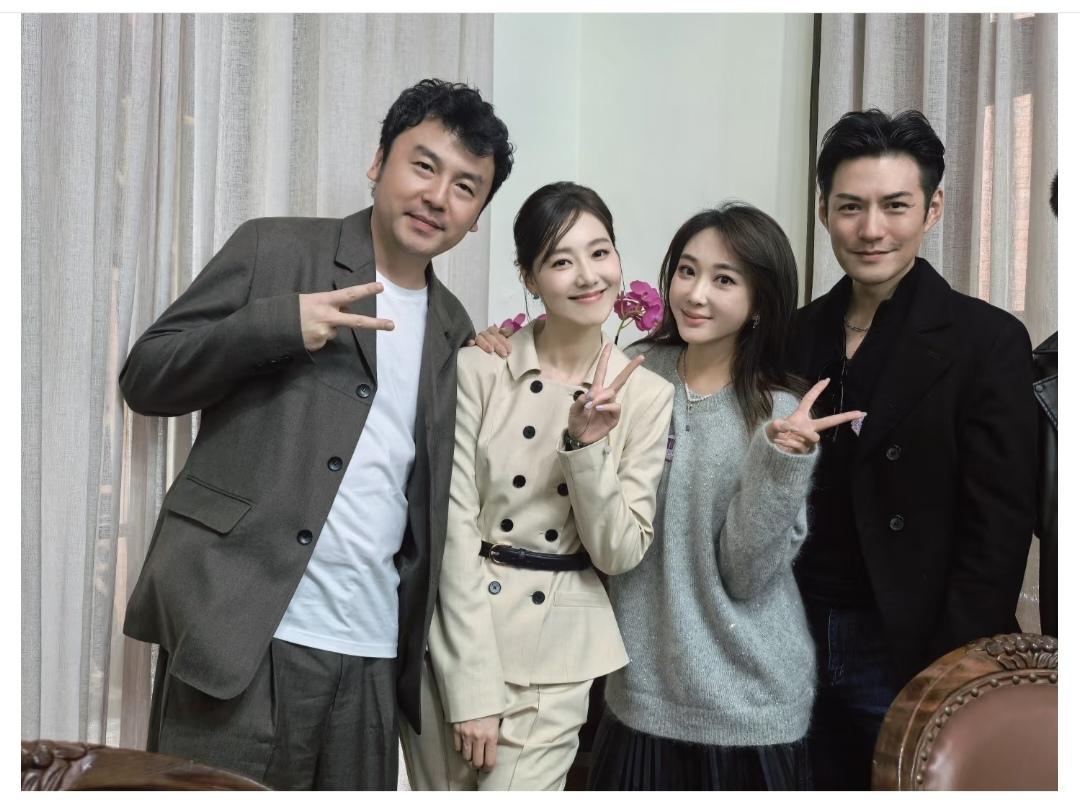 王冠，头发扎起来脸型真好看。