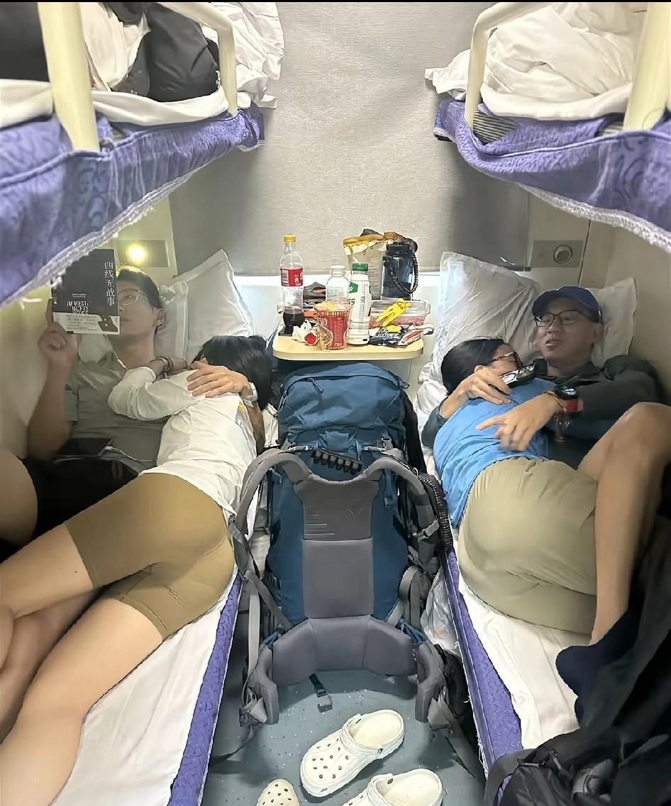 火车卧铺不让这么睡吧