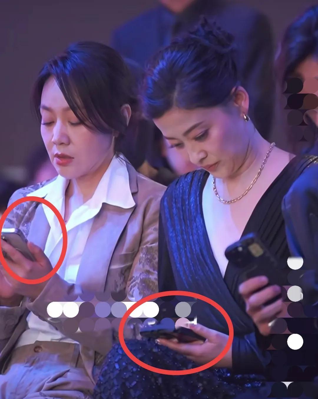 明星也是手机不离手的，梅婷和闫妮一起参加活动，两人挨着坐一起，梅婷尝试着聊几句，
