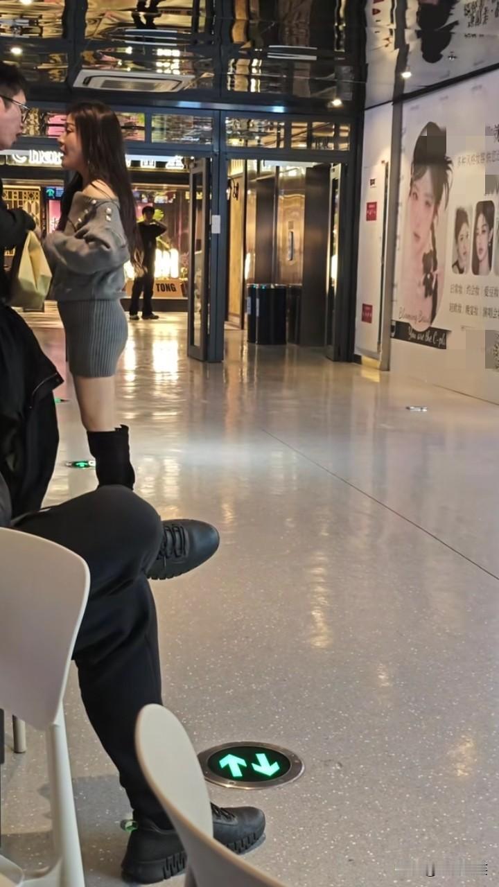 杭州的瓜，一对情侣吵架，男孩发现女孩凌晨4点与其他人发消息，立马摔了女孩的手机。