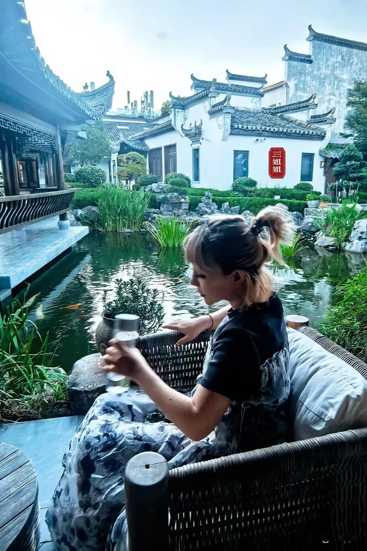有人说“一生总要去趟宏村吧！”，而我已经是第三次走进宏村了，宏村就像一本厚厚的美