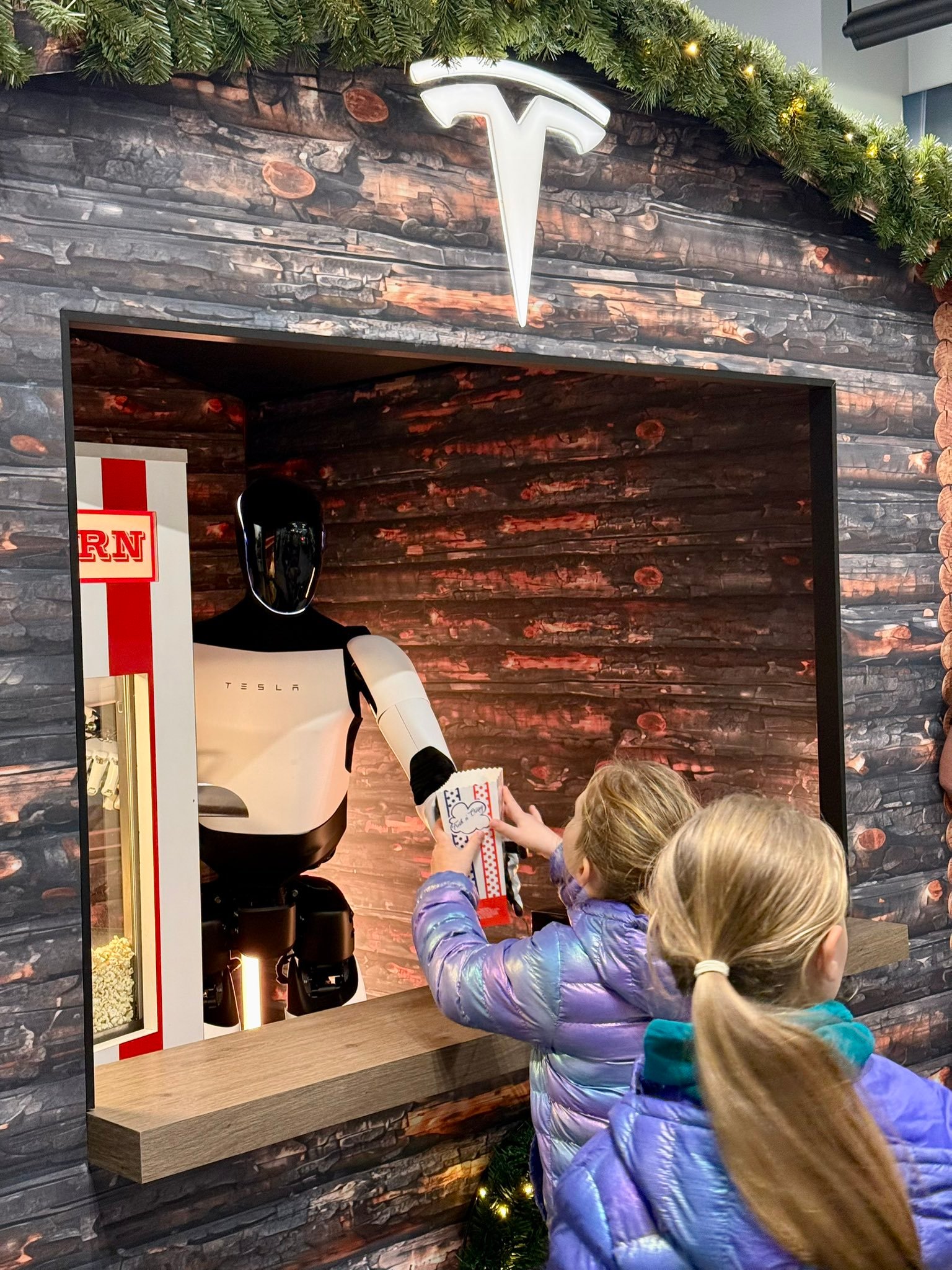 马斯克盛赞中国人形机器人，国内媒体集体高潮了1月29日，特斯拉CEO马斯克在公司