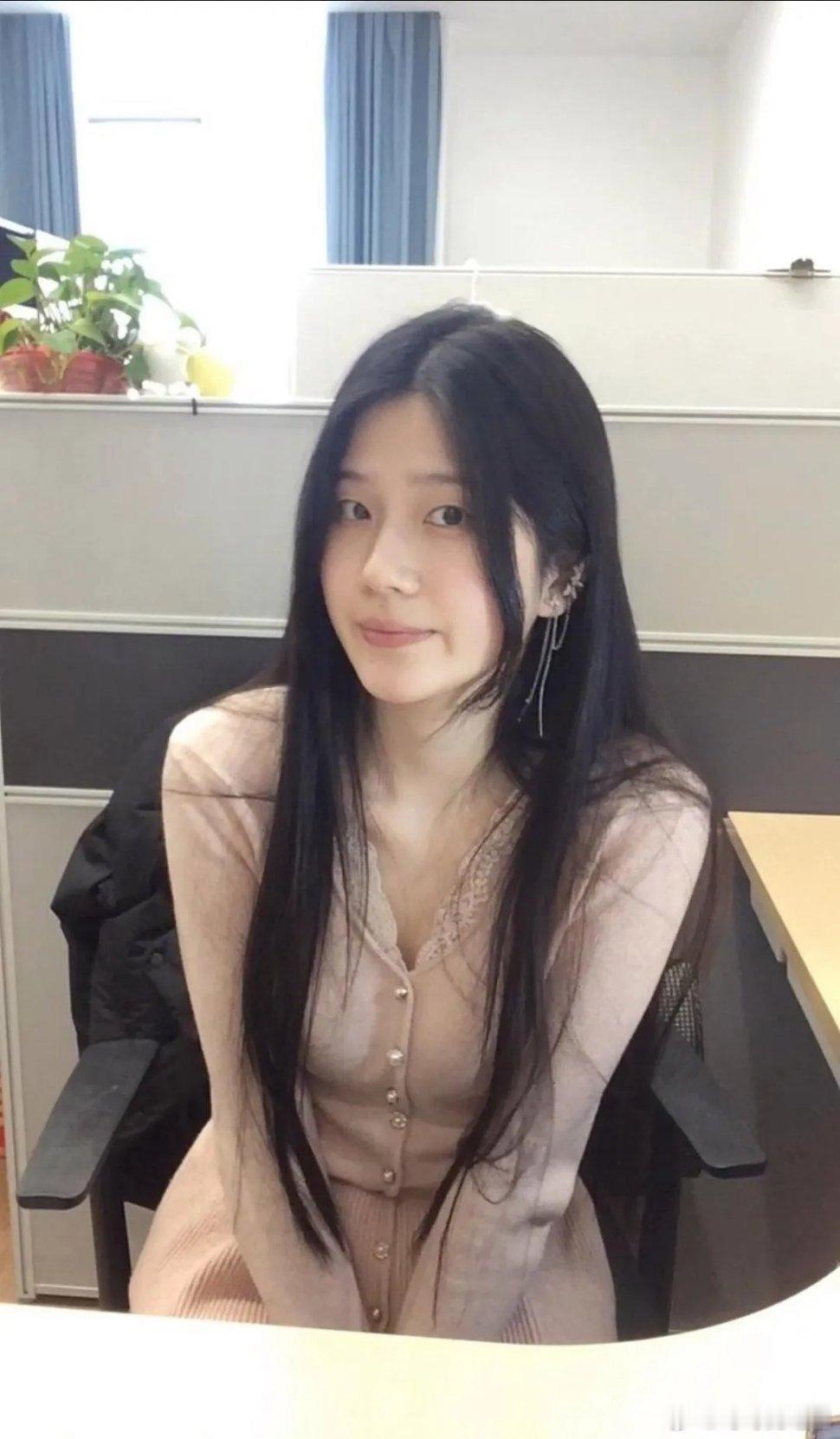 新来的女同事说是素颜没化妆