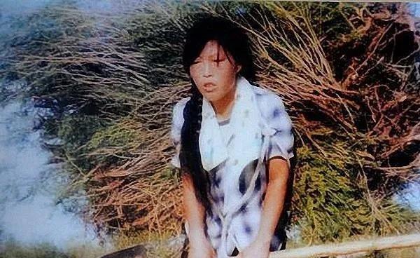 1985年，19岁的少女殷玉珍被狠心的父母远嫁到了毛乌素沙漠，夜里她不肯洞房，蹲