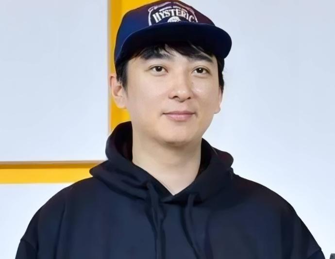 7月27日，王思聪退出万达产业投资有限公司董事名单。结合其持有大连合兴2%股