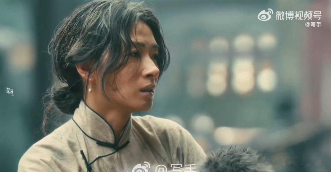 八千里路云和路里的小人物全剧最戳我的不是主角的高光时刻，是这段。玉娇跪在地上狼