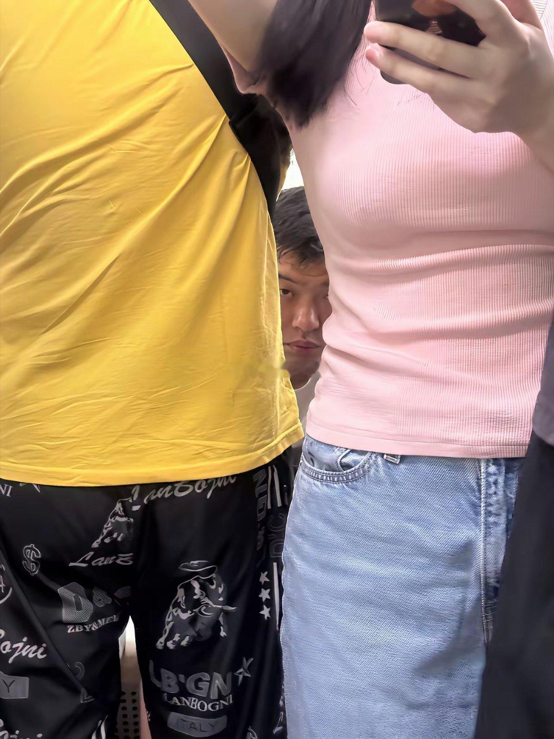 大哥你到底在瞅什么？！！