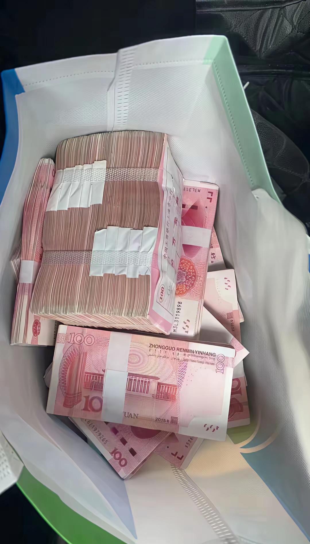 我还真在家里备了现金。现在移动支付方便，很多人出门都不带现金，可现金还是不能少。