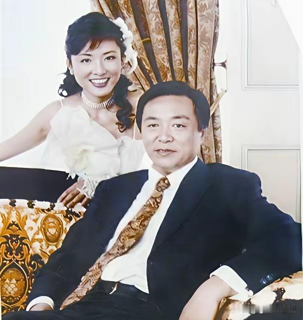 四位知名明星夫妻同框比拼！大家擦亮眼睛看一看，你觉得哪一对最有夫妻相？图一：周