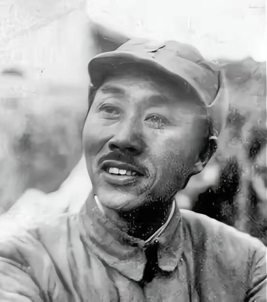 1940年秋，太行山黄崖洞兵工厂内，刘鼎正对着日军掷弹筒苦思。这不到3公斤的铁家