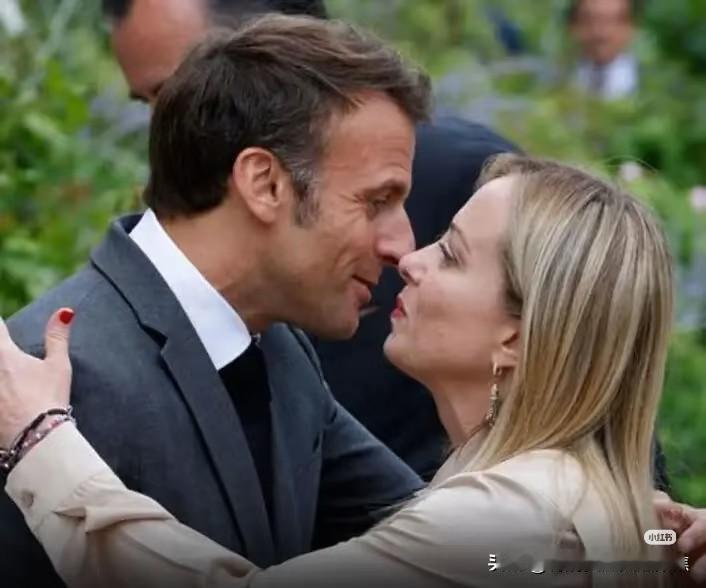 马克龙外交贴面拥吻意大利总理梅洛尼凸显法国式浪漫和国际关系。在越南下飞机前被老师