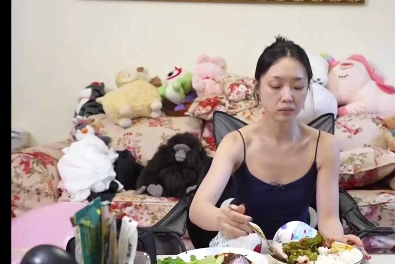 管乐这吃饭真的太霸气了，豆角炒肉盖浇饭一盘米饭，生菜和洋葱蘸酱，管乐这才是营养搭