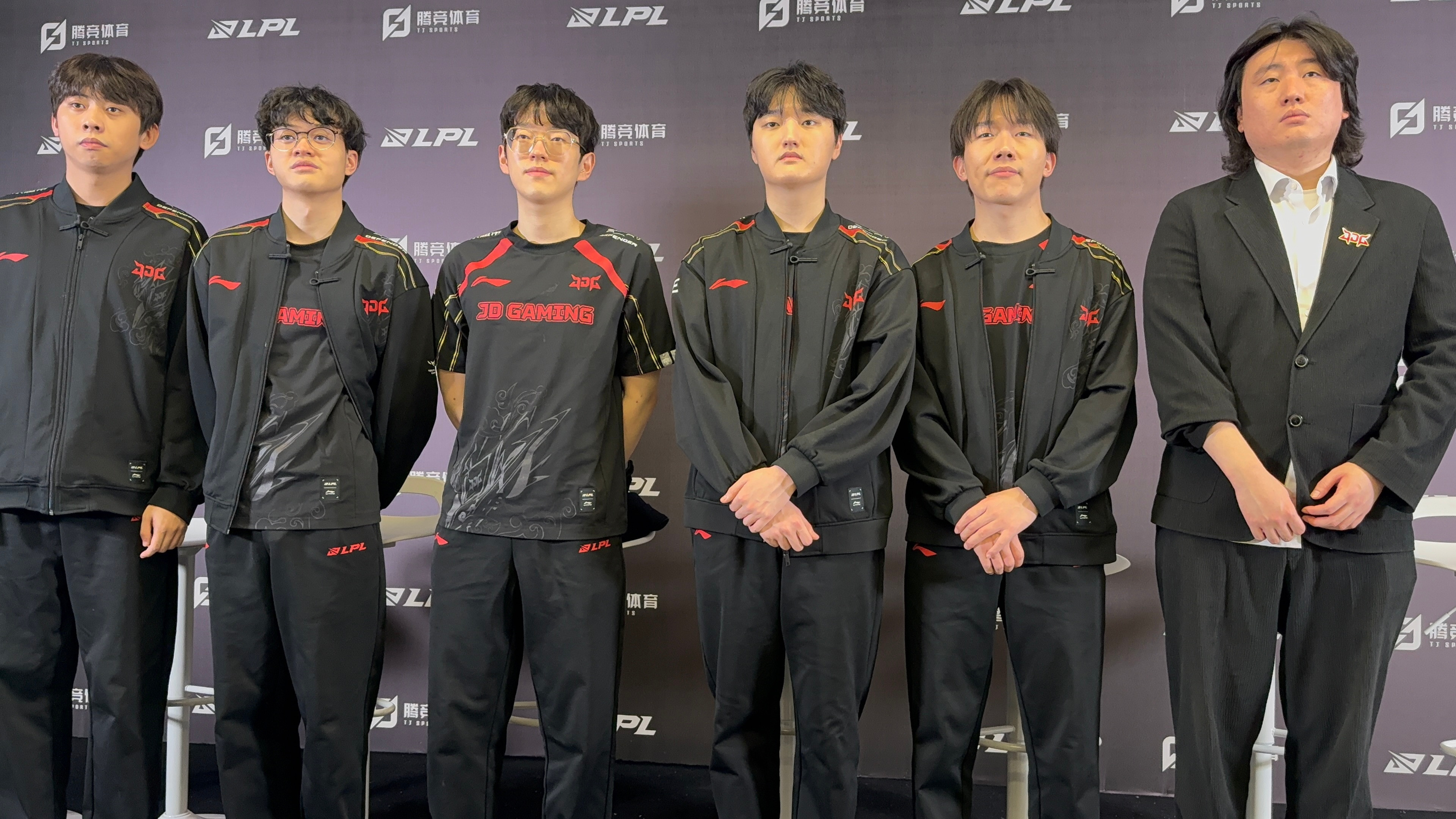 今日群访合照，背手中野&手交叉在前面的下路组2025lpl群访jdg战胜wbgJ