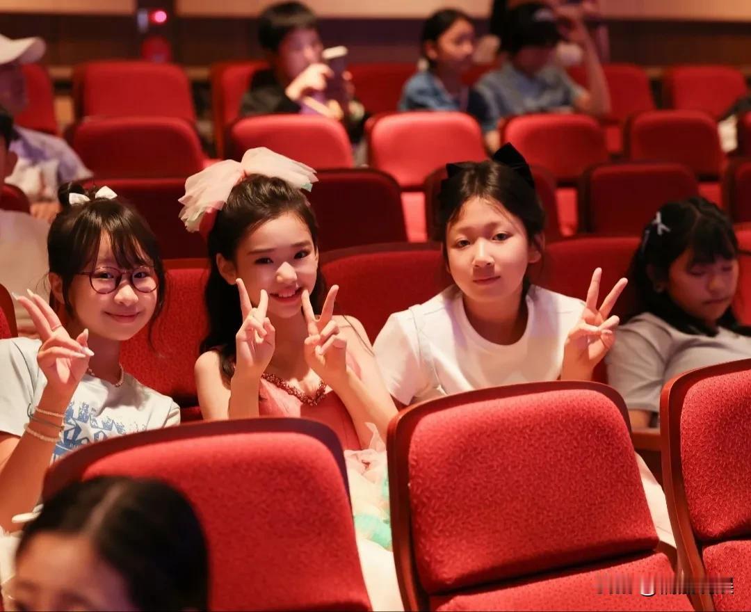 董璇女儿小酒窝在韩国首尔参加声乐比赛总决赛，这姑娘的台风可真好，落落大方、毫不怯