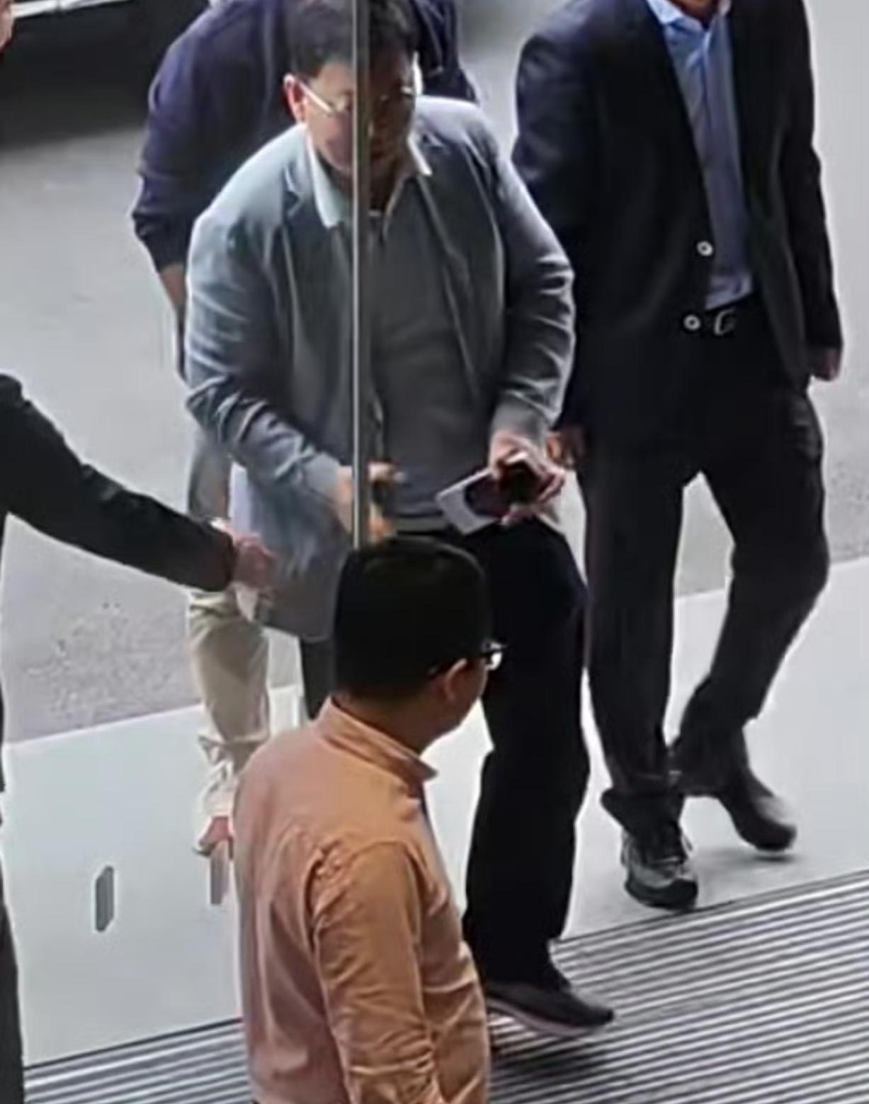 华为Mate90真机疑似曝光。就在余承东手里，被拍到了！
