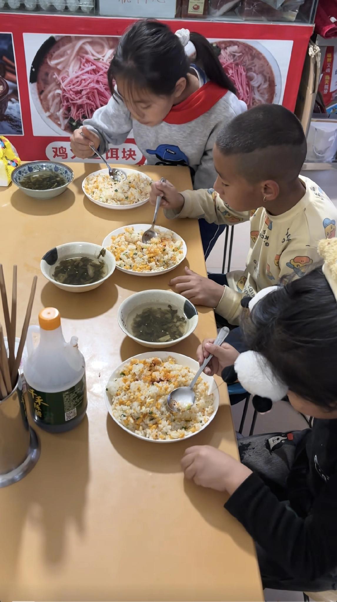 一位84岁的爷爷带3个孩子到店里吃饭，走路不稳、眼睛发红，盯着菜单半天点了3份米