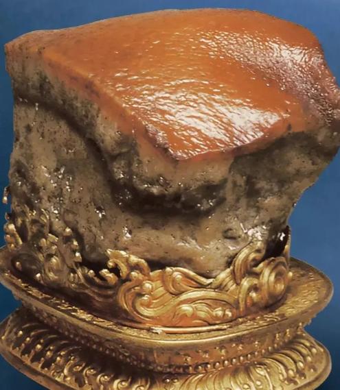 2009年，于瑞军到阿拉善出差，逛古玩市场发现一块奇石。他立刻心跳加速。稳了稳神