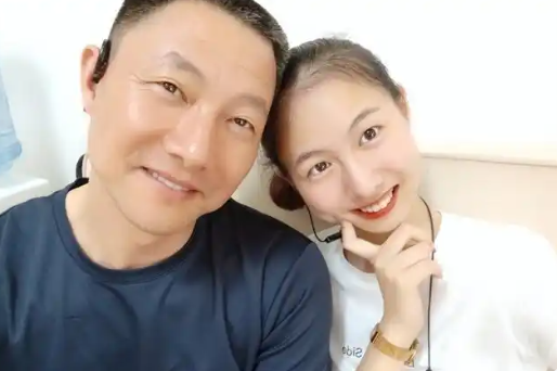 2019年，20岁的女大学生崔译文，身上挨了8刀，肝脏被捣碎，撕开一道17厘米的要命伤口，硬是拿身子