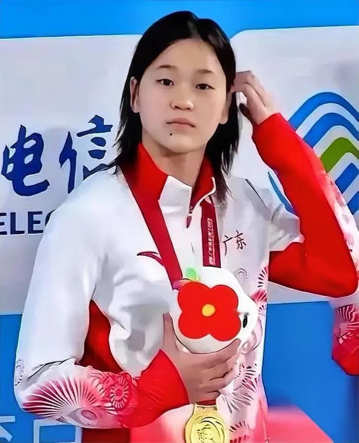 全红婵被玩偶砸中后没晒照却干了件大事比赛结束被两百只玩偶"砸中"，换别人