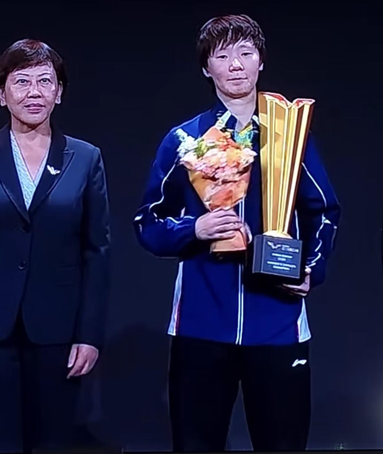 昨天乒乓球🏓北京大满贯男女单决赛，热度全被隔壁的郑钦文Queen抢走了。[笑哭