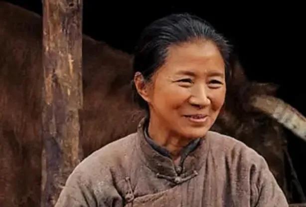 《生万物》男女主角没火，配角火了。绣绣婆婆是真美，不仅人长得美，心底也跟容貌一