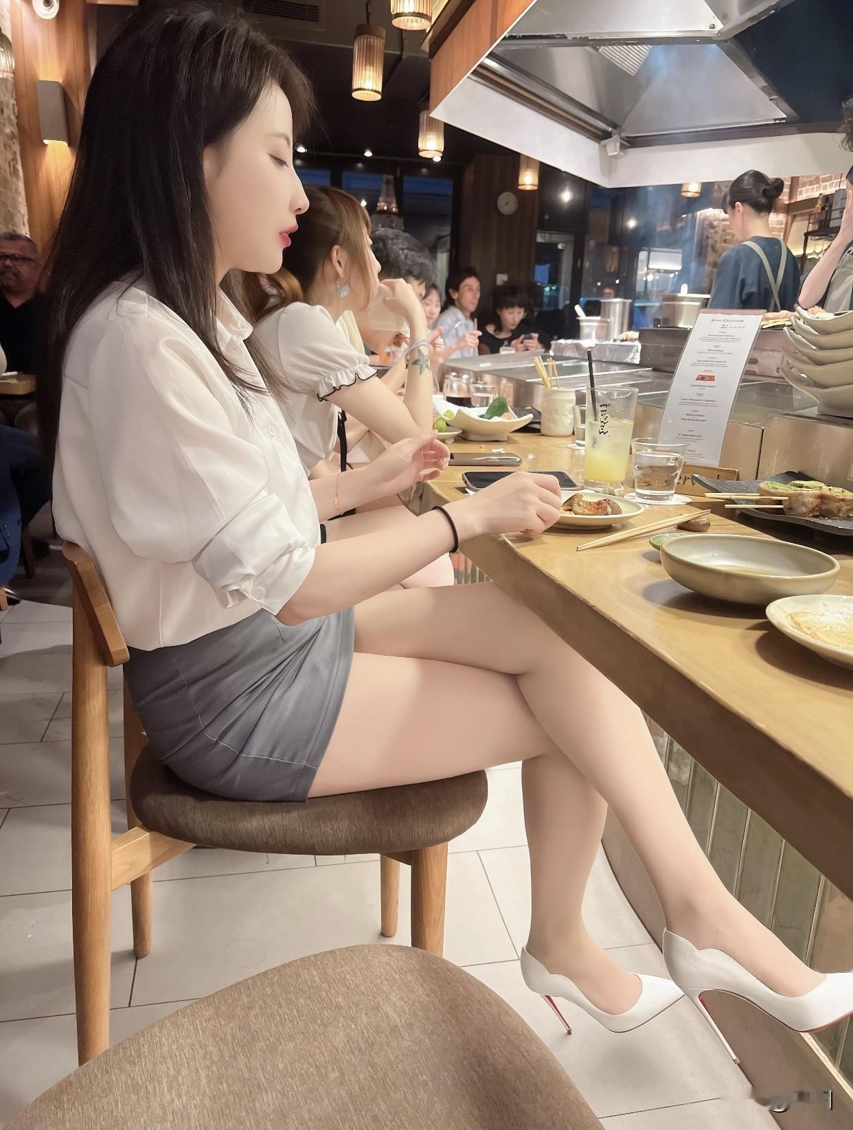 再者是走得稳，不疾不徐。真正有魅力的女人不会被外界喧嚣和一时得失影响，按自己的节