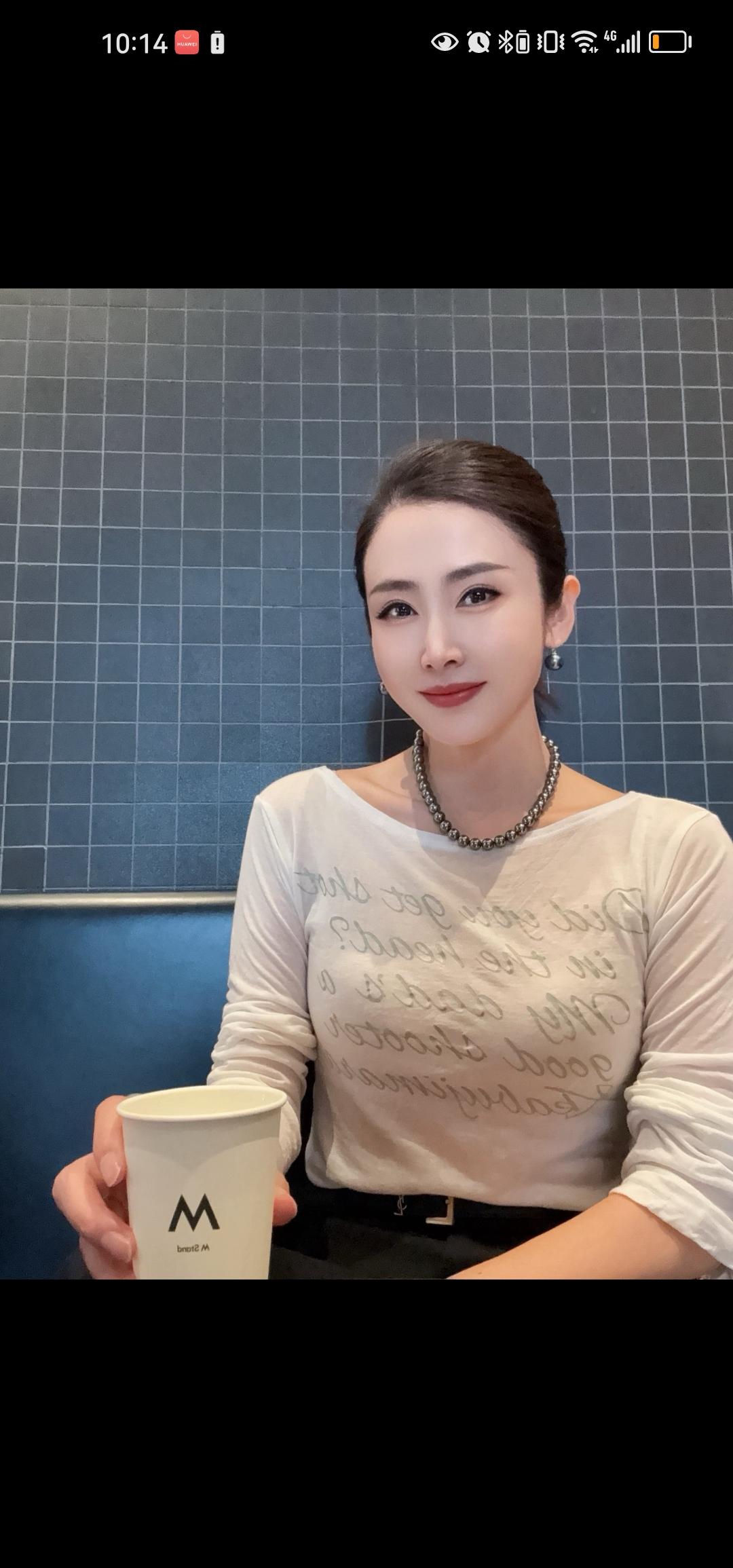 中年阿姨的日常穿搭，简约大气，白色体恤搭配黑色裤子绝对精致！