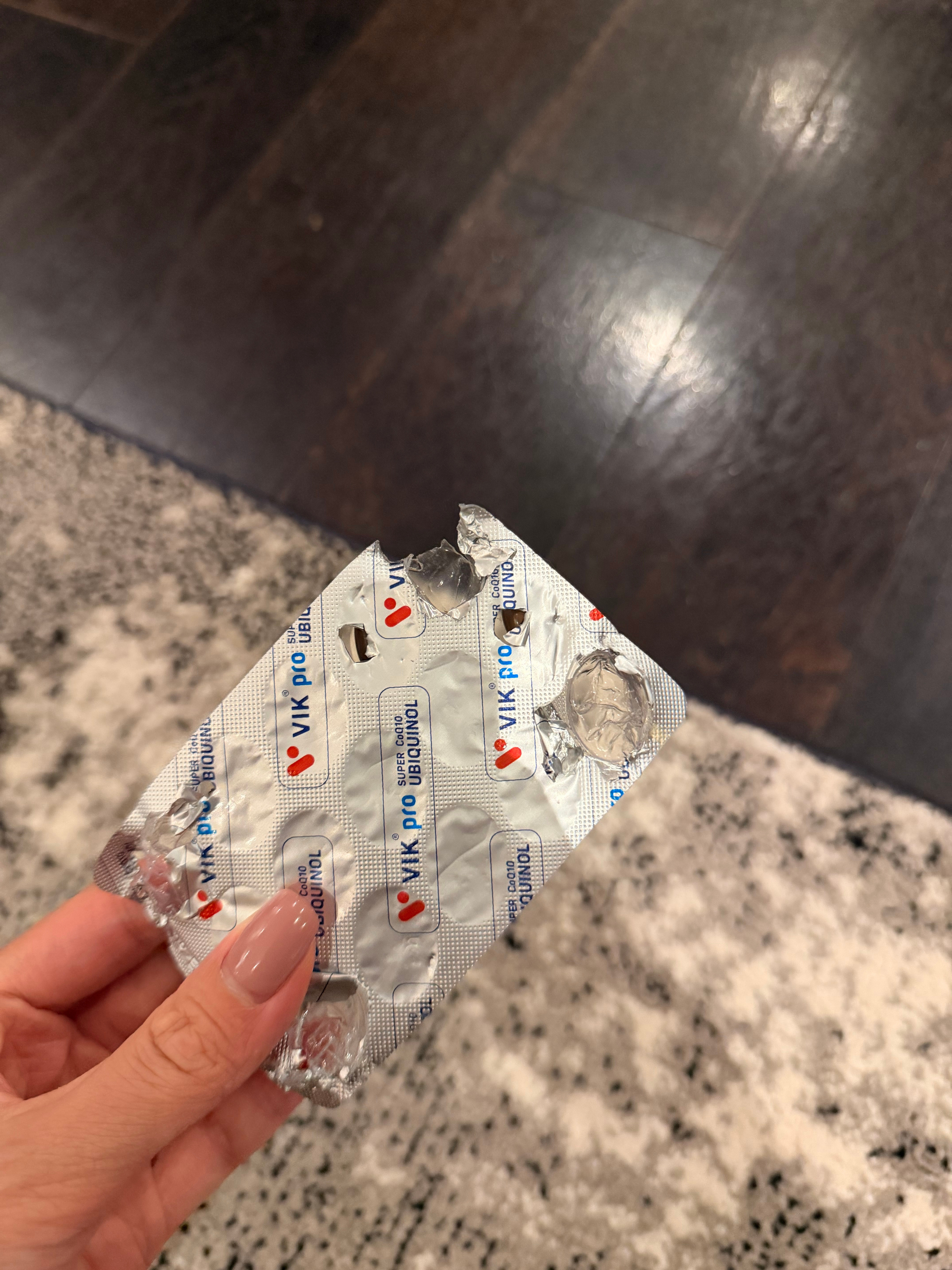 臭狗子把我的辅酶q10嚼嚼吃了，我平时给它喂个鱼油难得要死​​​