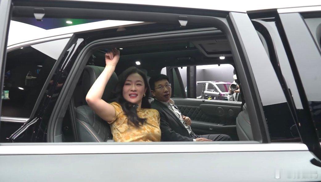 北京车展魏牌展台太燃了！杜江霍思燕夫妇惊喜现身展台，体验了魏牌V9X之后，霍思燕