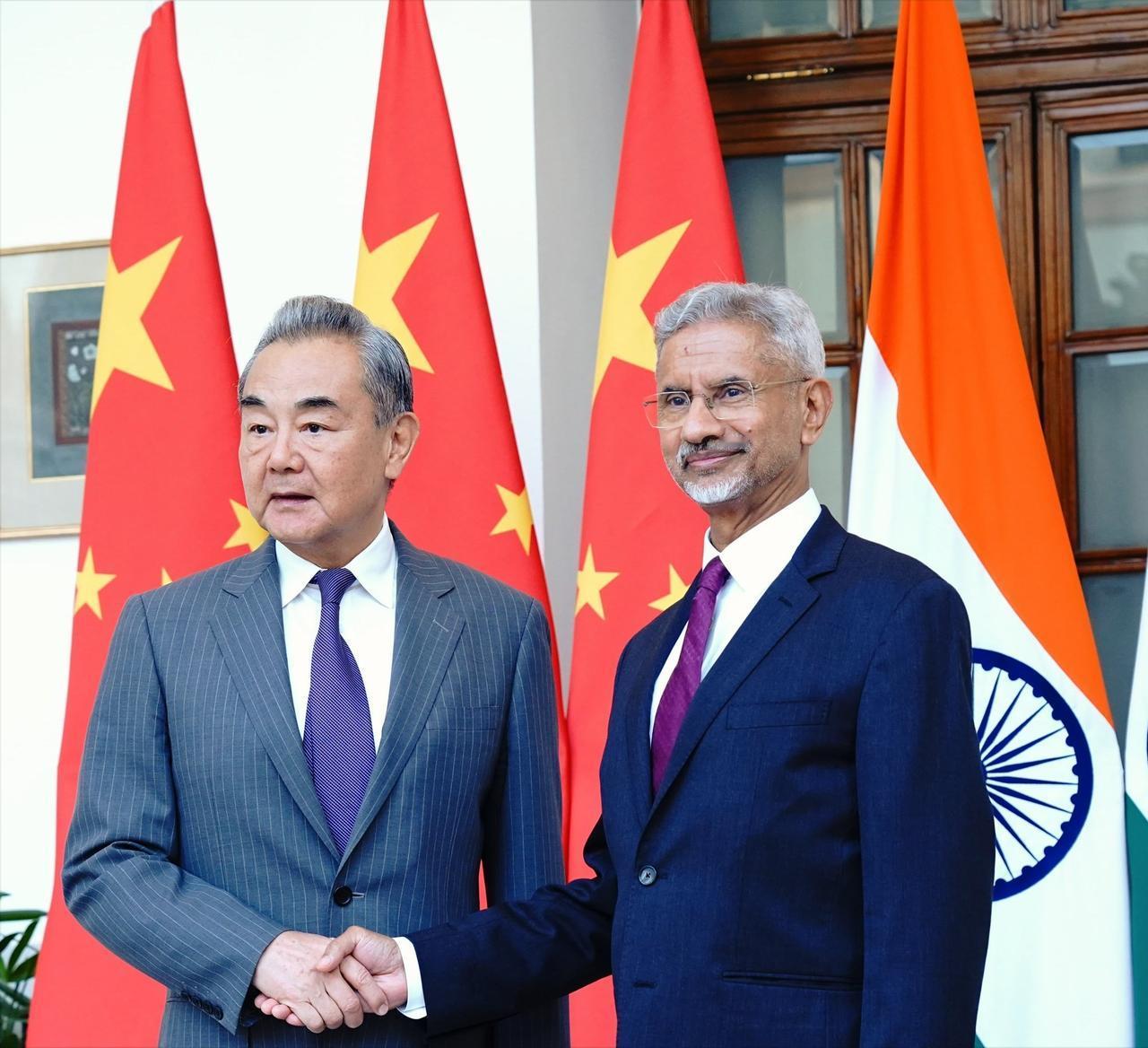 中国和印度谈妥了！ 当地时间8月18日，中国外交部长王毅在新德里同印度外长苏