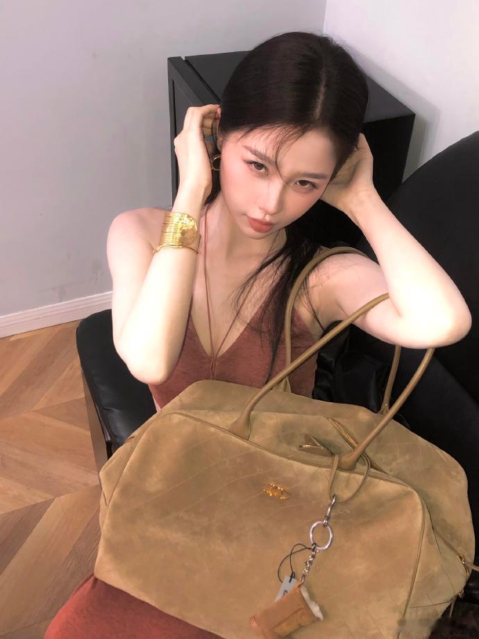 虞书欣高智熟女风造型虞书欣沉浸式演绎高智熟女风，摒弃甜美元素堆砌，干练造型凸显知