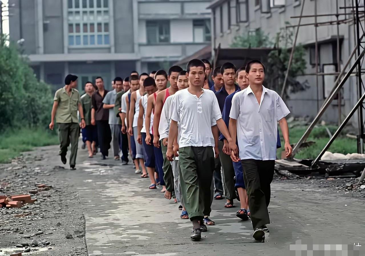 1985年，成都少管所，里面可以学技术。（注：真实的历史老照片，并非剧照）​