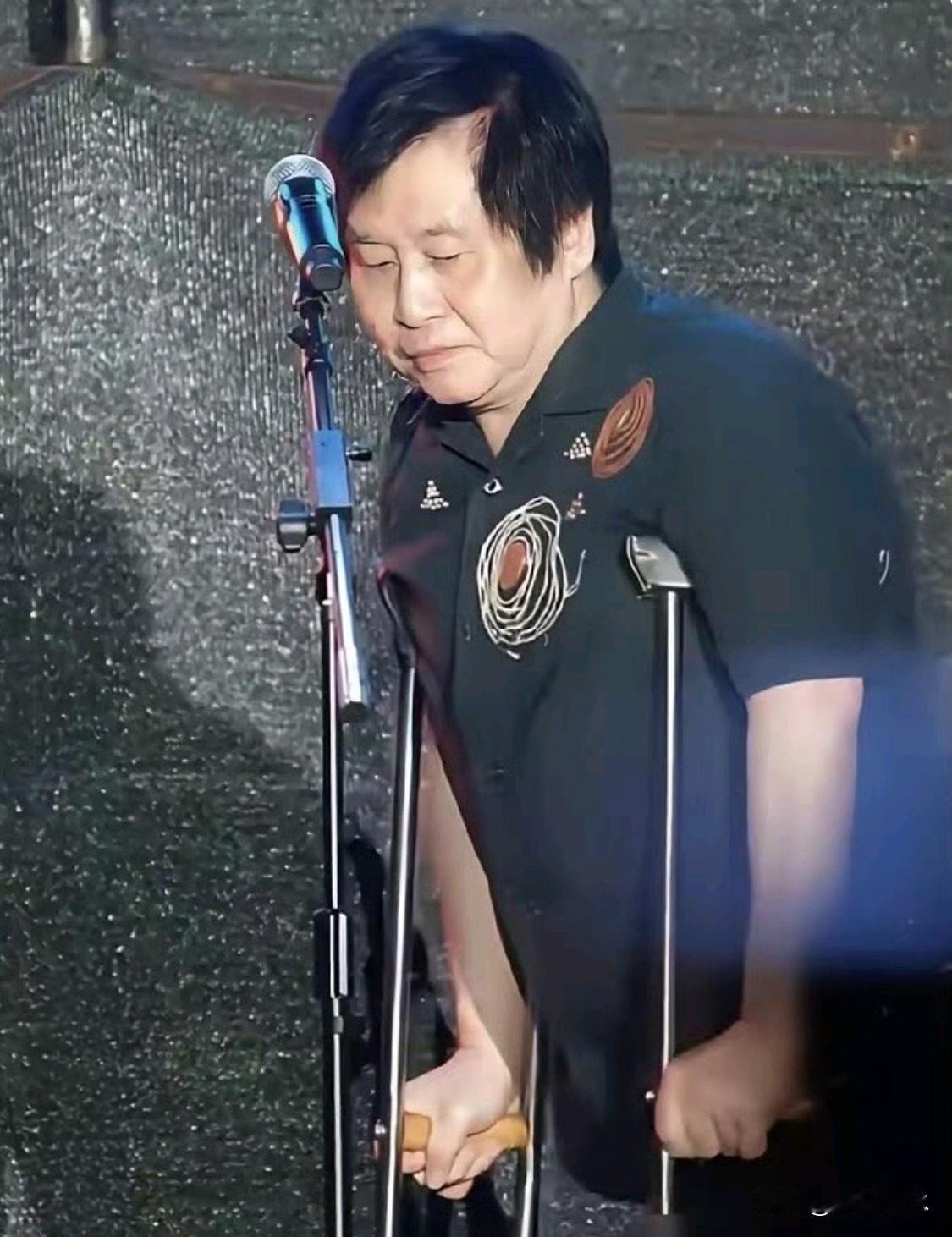 台湾艺人郑智化深圳机场“连滚带爬”装可怜，转头在台媒放“文明野蛮”狠话，道歉像演