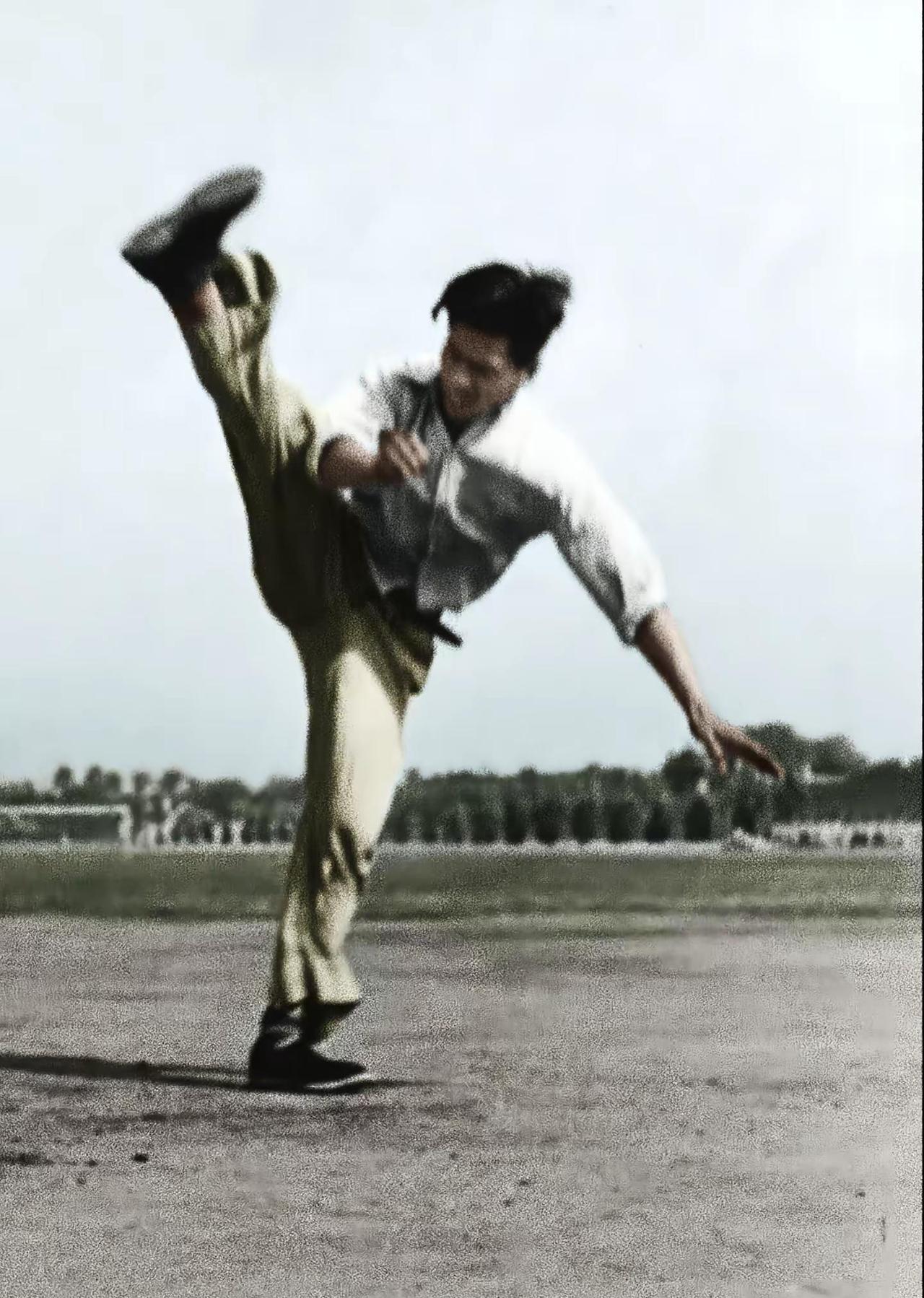 黄埔军校最残酷的一课：想“亲爱”？先把你战友打趴下。黑白上色的照片里，红缨枪