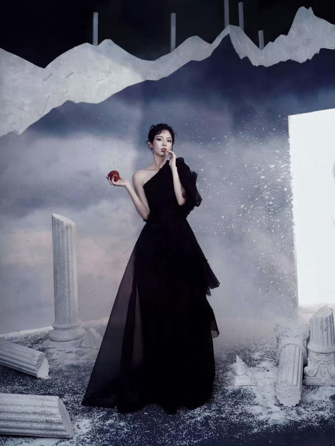 周也魔法女巫周也真的好美啊，给我狠狠惊艳到了嘞，真的就是魔法女巫啊​​​
