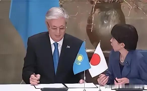 托卡耶夫与高市早苗签署矿产协议，大量从哈萨克斯坦购买稀土。托卡耶夫想的是日本的投