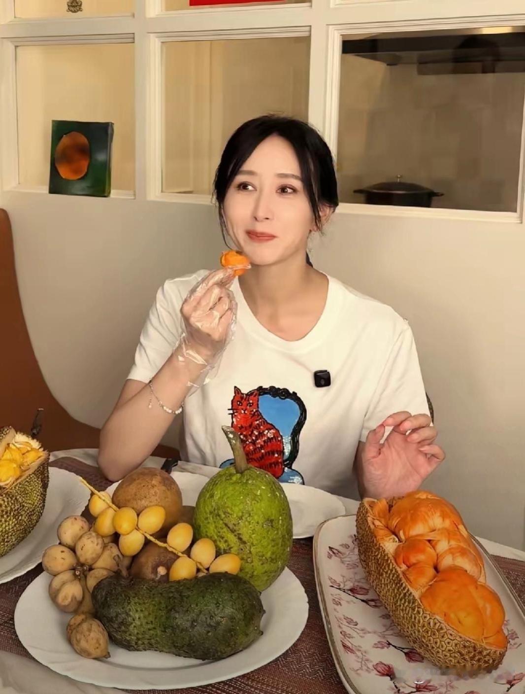 胡静这一桌子马来西亚水果，没见过