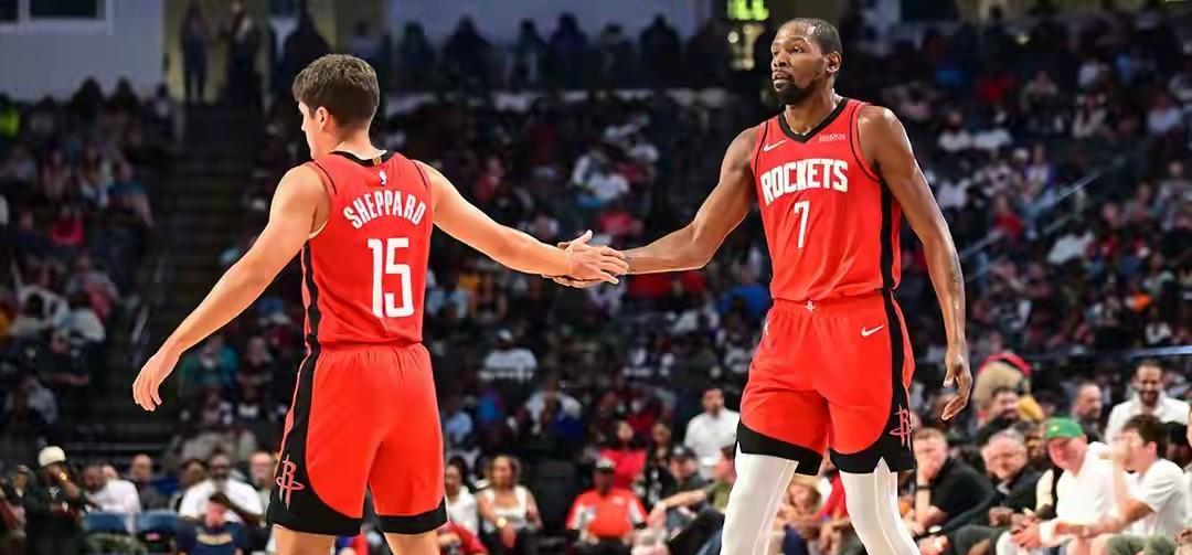 谢泼德首次首发搭档杜兰特略显收敛火箭和爵士比赛中，谢泼德再次首发出场，杜兰特也