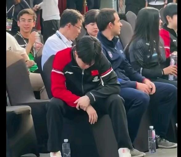 头哥：莎莎，你和别人聊得那么开心，就不看我一眼吗？莎莎：头哥我看你了，你在玩手