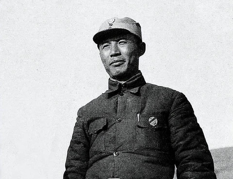 1942年，冀中军区领导机关陷入重围，战斗激烈，敌人越来越多，司令员吕正操却严令
