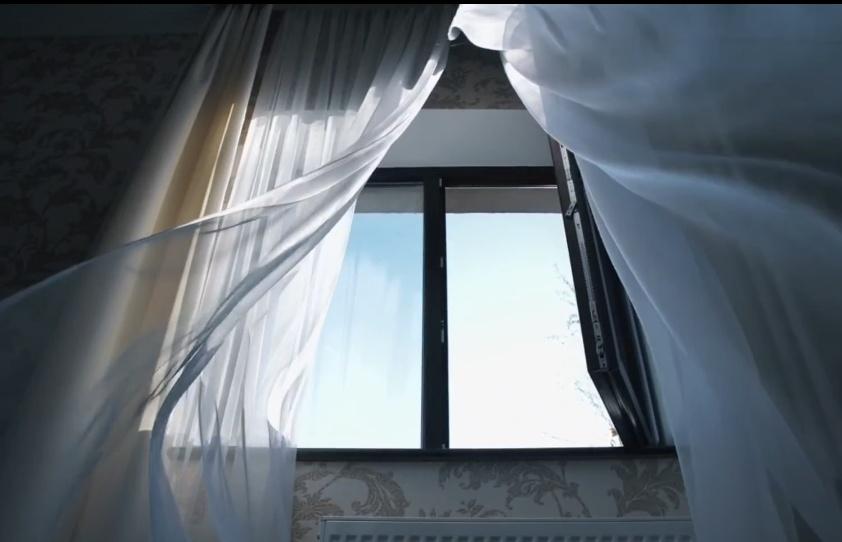 睡觉再也不能把窗帘全拉上了，跟失去意识似的，感觉不到天在变化。我是一个农村的