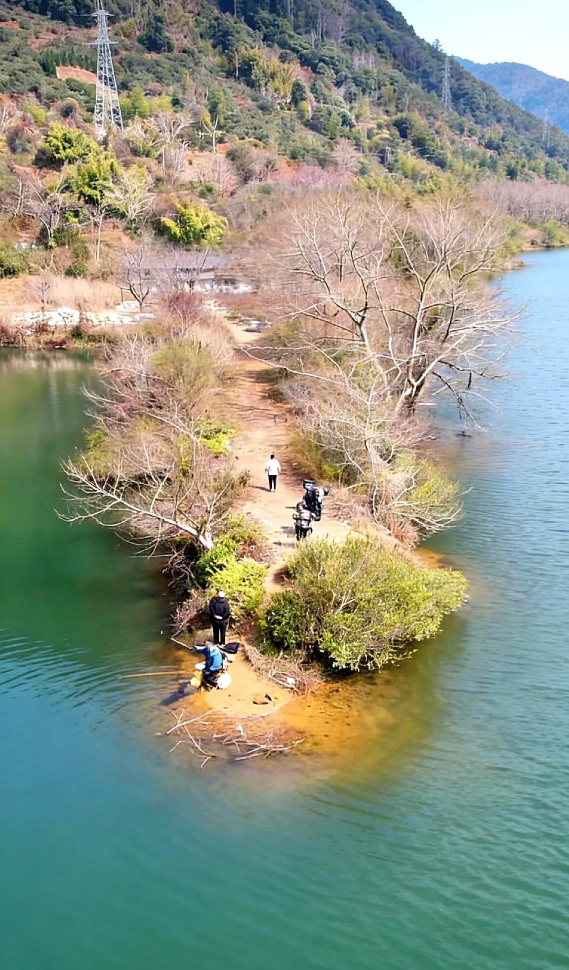 花一万块收的河边破房，现在有人出主意让我改垂钓民宿？就靠在河边上，门一推就