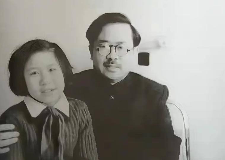 1950年10月，北京协和医院。任弼时刚做完手术，虚弱地睁开眼睛。妻子陈琮英俯