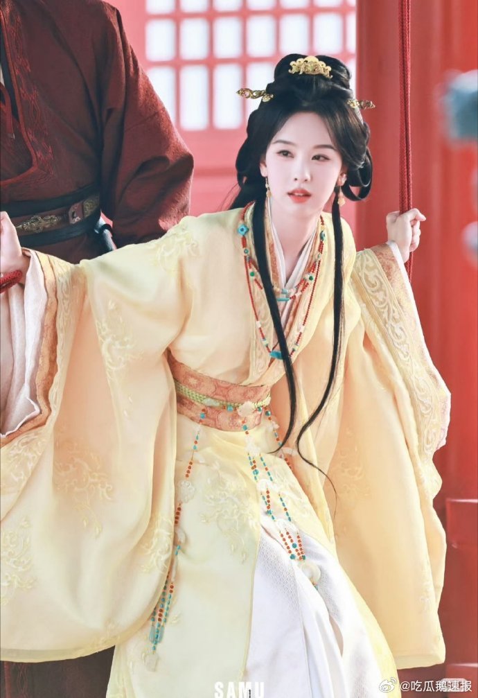 田曦薇陈都灵刘些宁撞衫田曦薇陈都灵刘些宁造型撞衫陈都灵、田曦薇、刘些宁撞衫现场