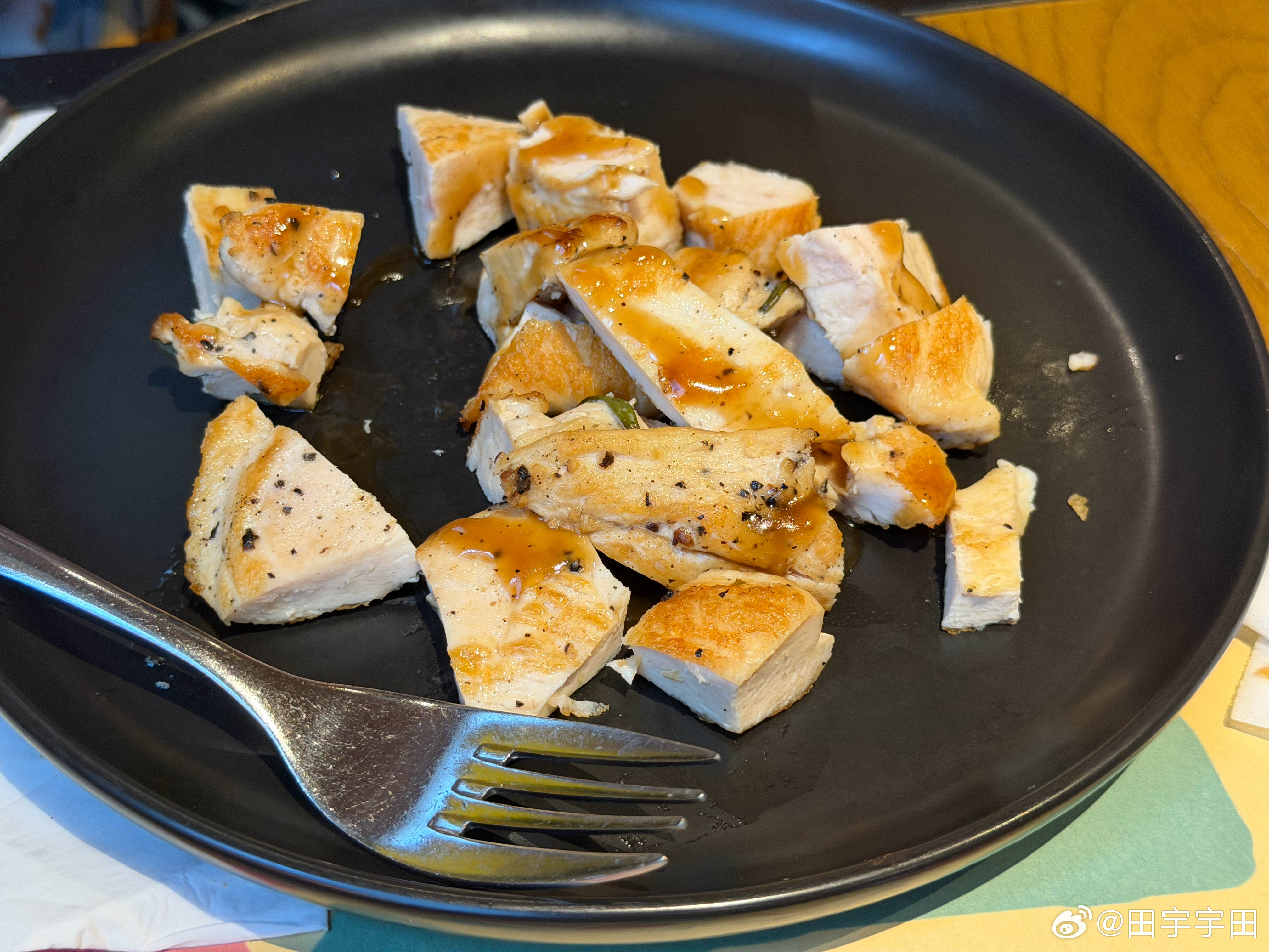 今日午餐吃不腻的安妮每次必点铁扒鸡肉沙拉这个沙拉没人能超过安妮！北京