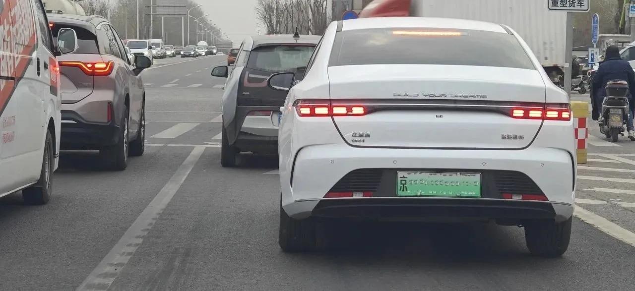 以前在路上拍到了这么一张图，当时也是觉得宝马i3的轮胎不算宽，视觉上和同框的几辆