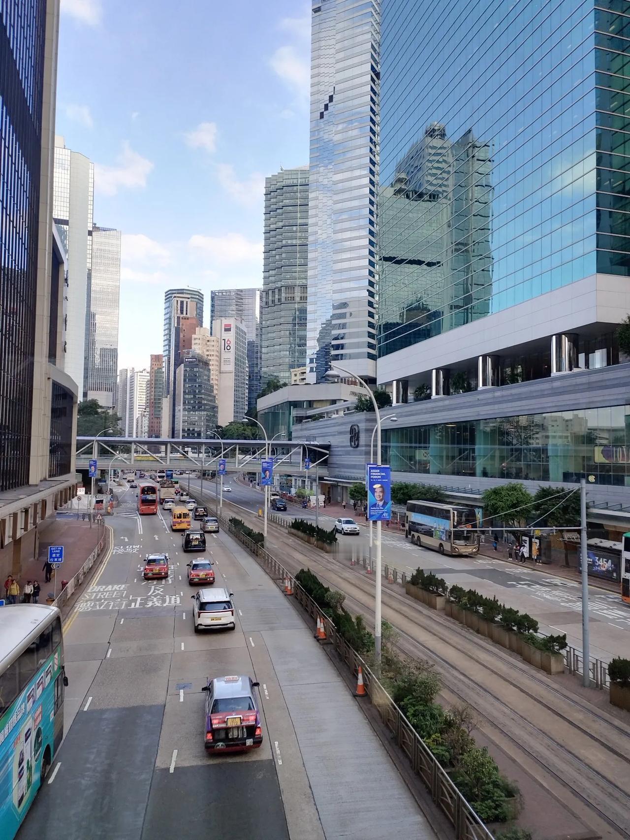 去年去了一次香港，走在香港的大街上，给我印象最深的是路上跑的飞快的各种车，他们的